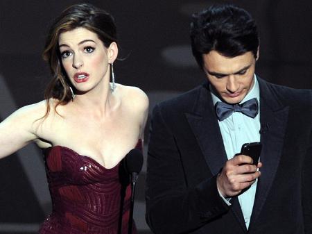 James Franco e Anne Hathaway no Oscar 2011 - Gabriel Bouys/AFP