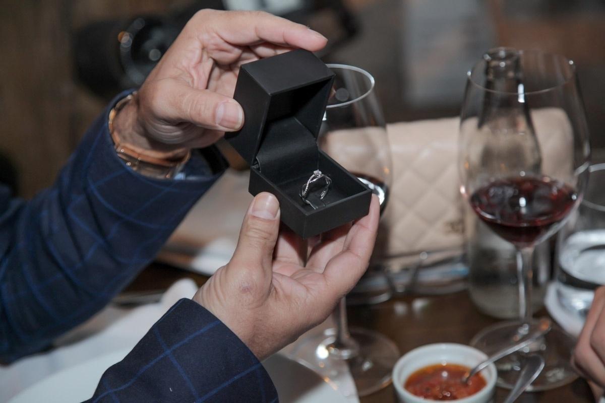 Zezé Di Camargo faz jantar surpresa para Graciele Lacerda e a pede em casamento no Dia dos Namorados. O cantor levou a amada para um restaurante no shopping Iguatemi, em São Paulo, e a surpreendeu com um anel de noivado - Marcos Ribas/Brazil News