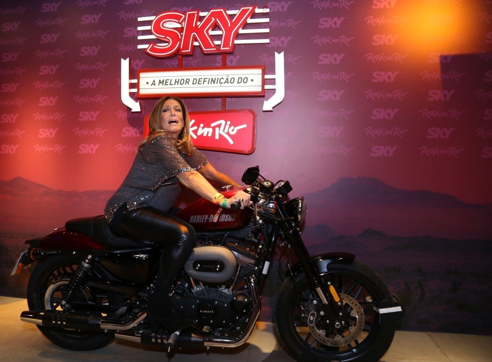 Susana Vieira posa "pilotando" moto em camarote no Rock in Rio 2017 - Anderson Borde e Denilson Santos/AgNews