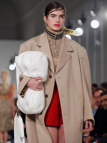 A bolsa "travesseiro" no desfile da Maison Margiela na semana de moda de Paris - Getty Images