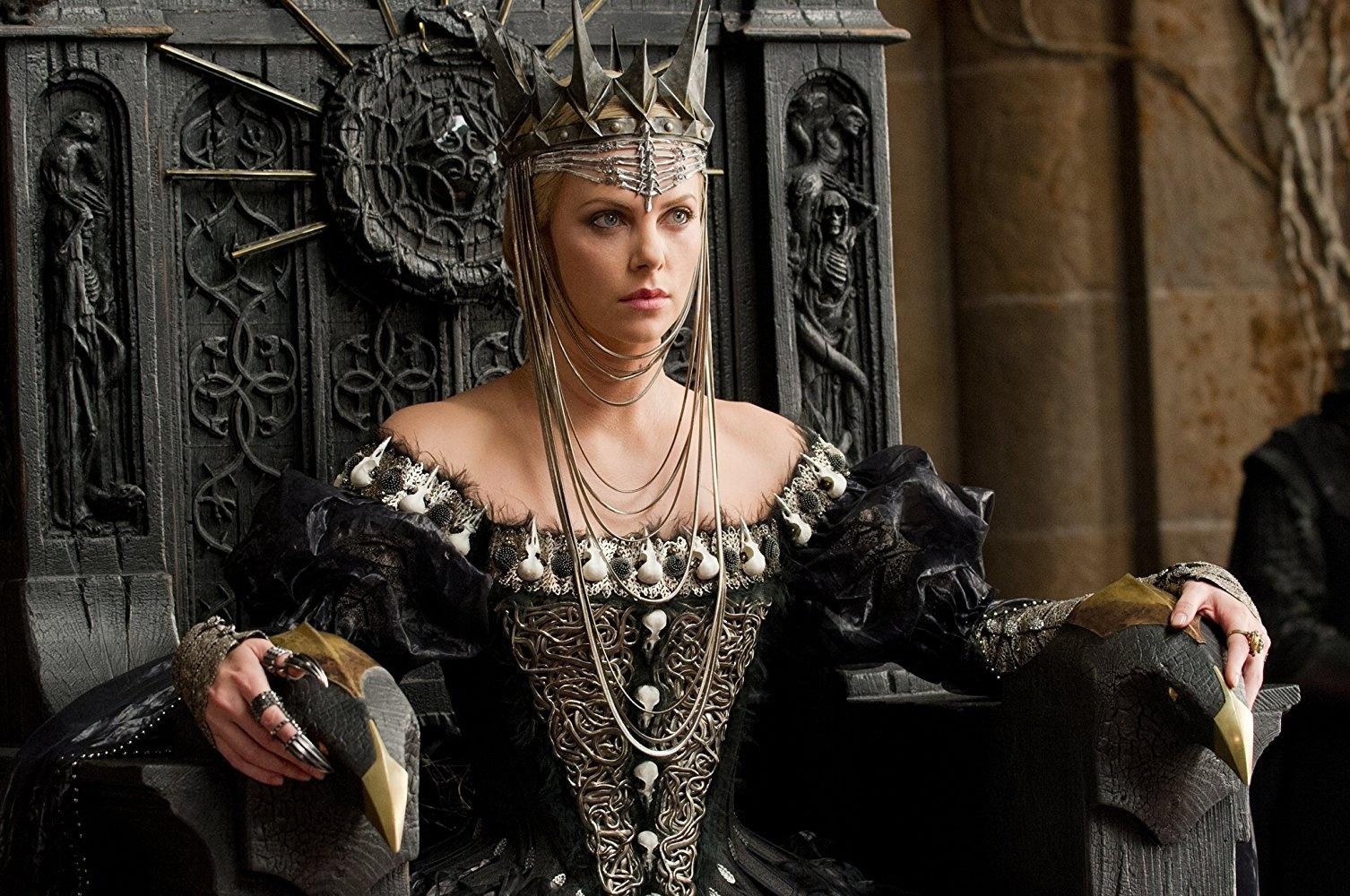 Charlize Theron em cena em "Branca de Neve e o Caçador" (2012) - Divulgação