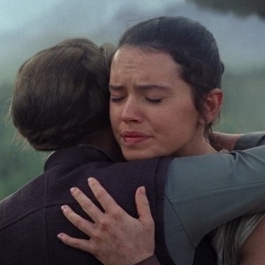 Rey (Daisy Ridley) é abraçada por Leia (Carrie Fisher) em "O Despertar da Força" - Reprodução - Reprodução