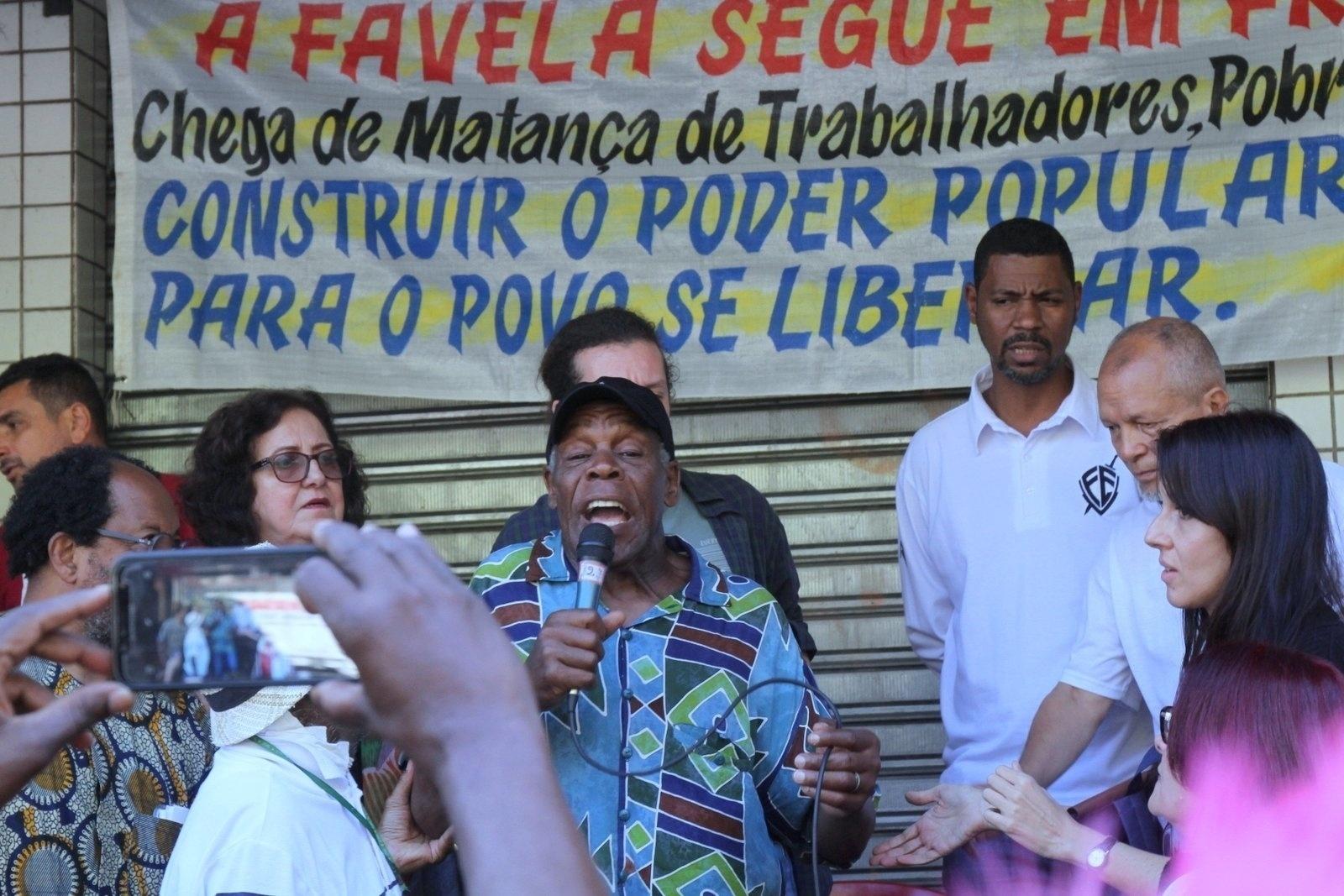 O ator americano Danny Glover esteve na favela da Rocinha - AgNews
