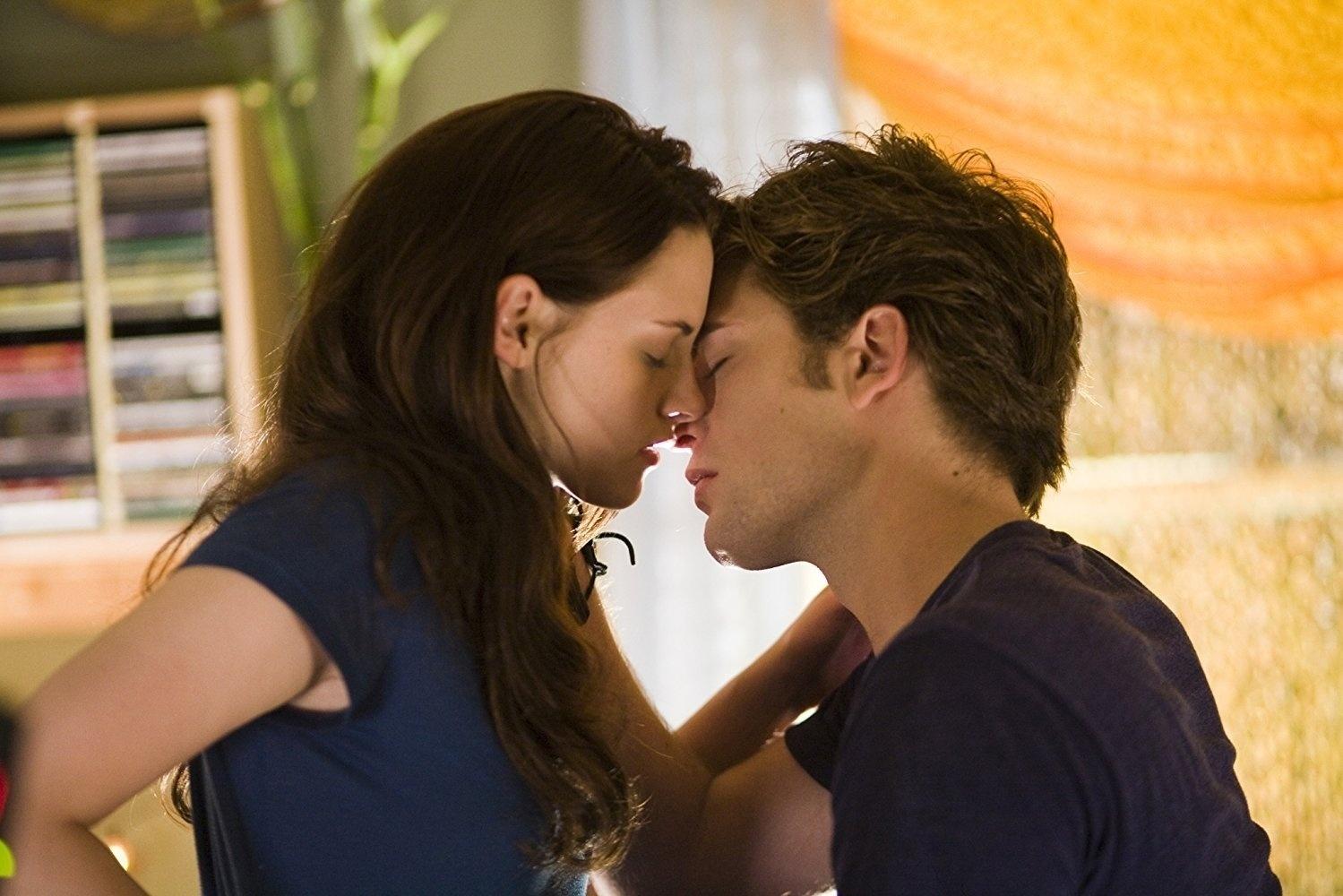 Kristen Stewart e Robert Pattinson em cena de "Crepúsculo" (2008) - Divulgação