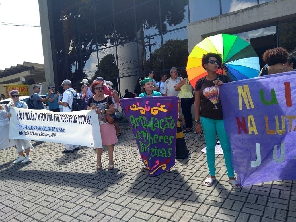 Movimento feminista protesta contra o apresentador Sikera Junior em frente à sede da TV Arapuan, afiliada da RedeTV! na Paraíba - Reprodução/Instagram/kalynelimamc
