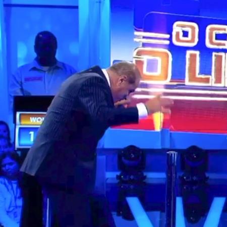 Marcelo de Carvalho se assusta após derrubar parte de cenário no estúdio de gravação de "O Céu é o Limite" - Reprodução - Reprodução