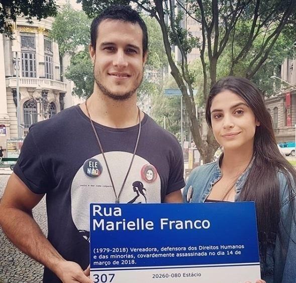Os atores Emiliano D'Avila e Natália Rosa prestam homenagem à Marielle Franco no Rio de Janeiro - Reprodução/Instagram
