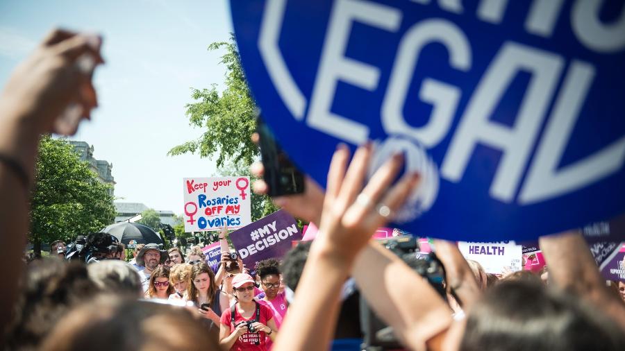 Mulheres protestam pelo direito ao aborto em frente à Suprema Corte dos Estados Unidos, em 2016 - Getty Images