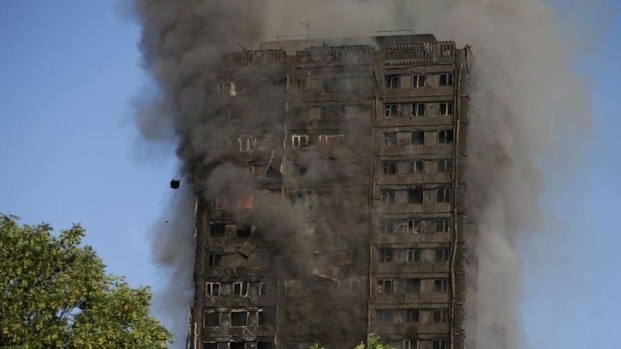 A Torre Grenfell, em Londres, onde 71 pessoas morreram num incêndio em 2016, virou ponto para fotos de turistas - Getty Images