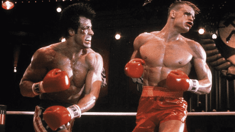  Reproducão [19659007] Sylvester Stallone e Dolph Lundgren em cena of "Rocky IV" (1985) <span> Imagem: Reprodução </span> </figcaption></figure>
</p>
<p> "Creed 2" by carregaria um ar nostálgico apenas by Stallone, mas o retorno of Ivan Drago (Dolph Lundgren) muda completamente o ritmo da jornada </p>
<p> O responsável por matar Apollo em "Rocky IV" (1985) – soltando a famosa frase "to mourn, morreu" – planeja a vingança por ter perdido o "respeito, a mulher ea pátria" desde a derrota para Rocky. </p>
<p> Os velhos inimigos não entram no ringue, para a decepção dos fãs, mas isto é but uma prova de como "Creed 2" é um drama peculiar that não cai our clichés do embarrnero apenas para atrair público. Ainda badim, a primeira vez that Stallone e Lundgren dividend as telonas após 24 anos é tensão pura ea "encarada" final é ainda melhor. </p>
<h3> Velho e com saudades by Adrian </h3>
<figure clbad=