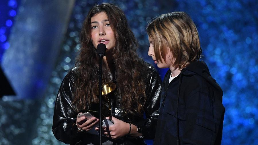 Os filhos de Chris Cornell, Toni e Christopher Jr., recebem prêmio póstumo do pai por melhor performance de rock no Grammy 2019 - AFP