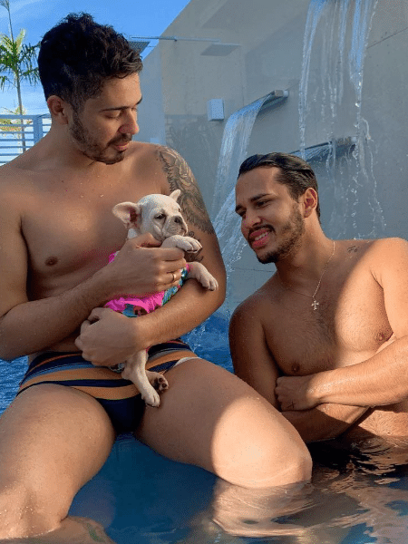 Carlinhos Maia e o noivo, Lucas Guimarães, com a cadelinha de estimação, Valentina - Reprodução/Instagram