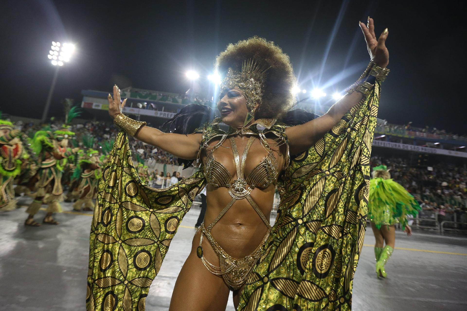 Vivi Araújo é rainha da bateria da Mancha Verde, terceira escola a desfilar no Anhembi - Ricardo Matsukawa/UOL