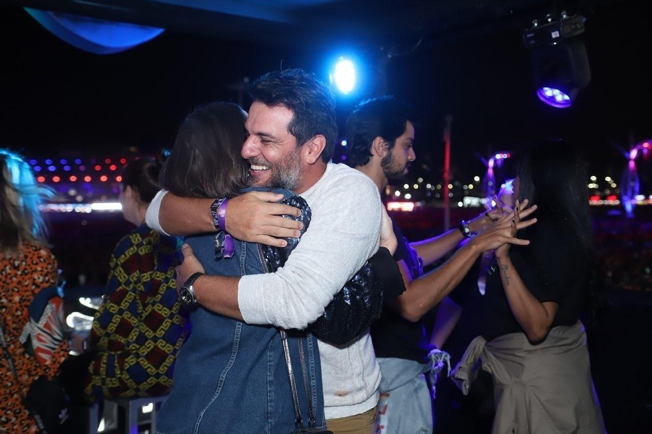Agatha Moreira encontra o ator Rodrigo Lombardi no Rock in Rio e os dois se cumprimentam com um abraço - Daniel Pinheiro/AgNews