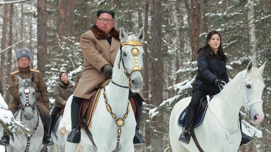 Kim Jong-un estava acompanhado por sua esposa e altos oficiais militares - AFP/KCNA