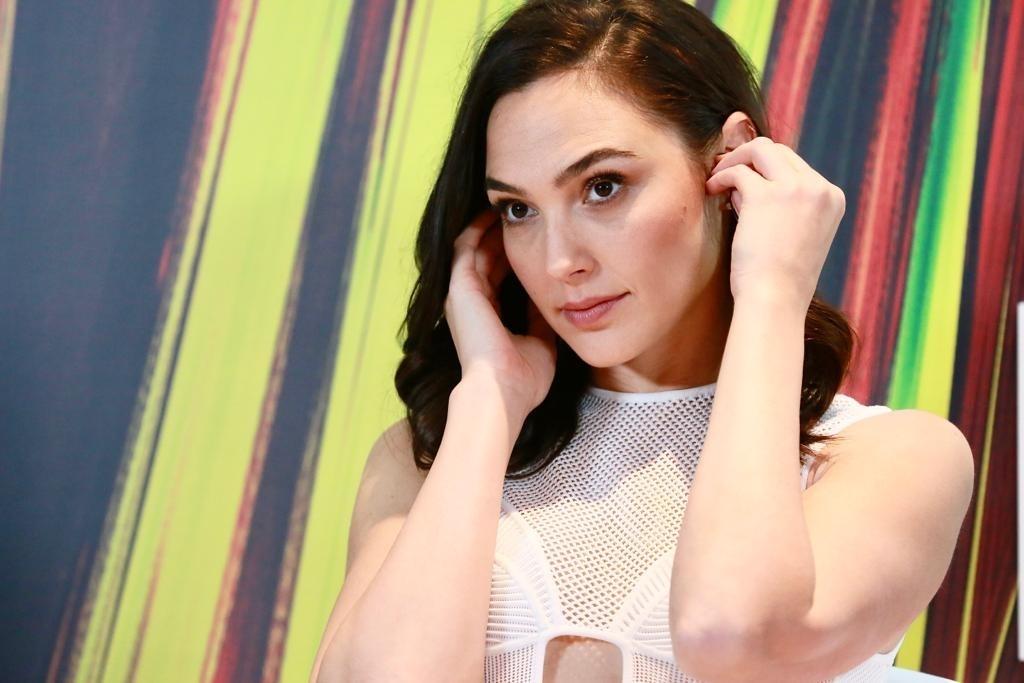 Intérprete da Mulher-Maravilha, a atriz Gal Gadot posou para fotos durante sessão em São Paulo, antes de visitar a CCXP - Iwi Onodera/UOL