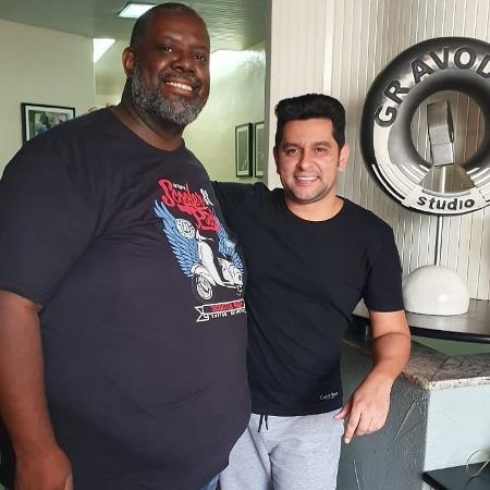 Péricles e o sertanejo Léo Magalhães no estúdio da gravadora - Reprodução/Instagram - Reprodução/Instagram
