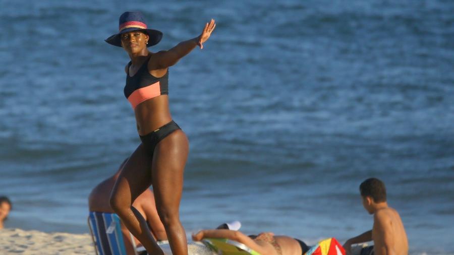 Erika Januza surge de maiô na praia de Grumari, no Rio - AgNews