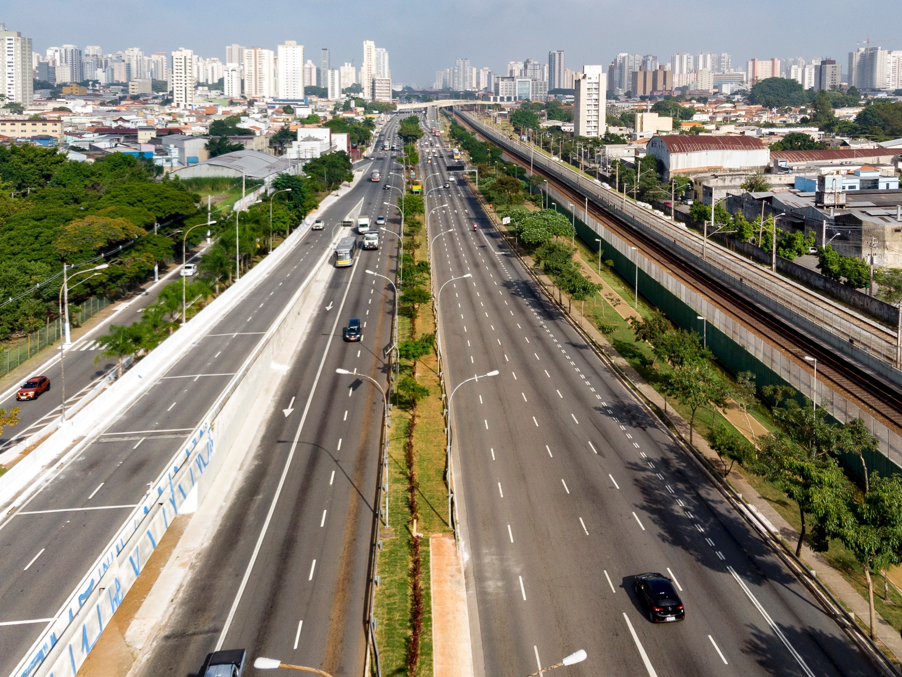 Ruas do Brás amanhecem lotadas no 1º dia útil da fase de transição da  quarentena em SP, São Paulo