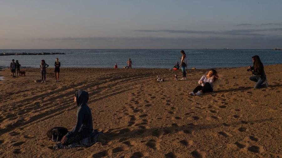 La Barceloneta é reaberta após reabertura de praias em Barcelona  - Getty Images