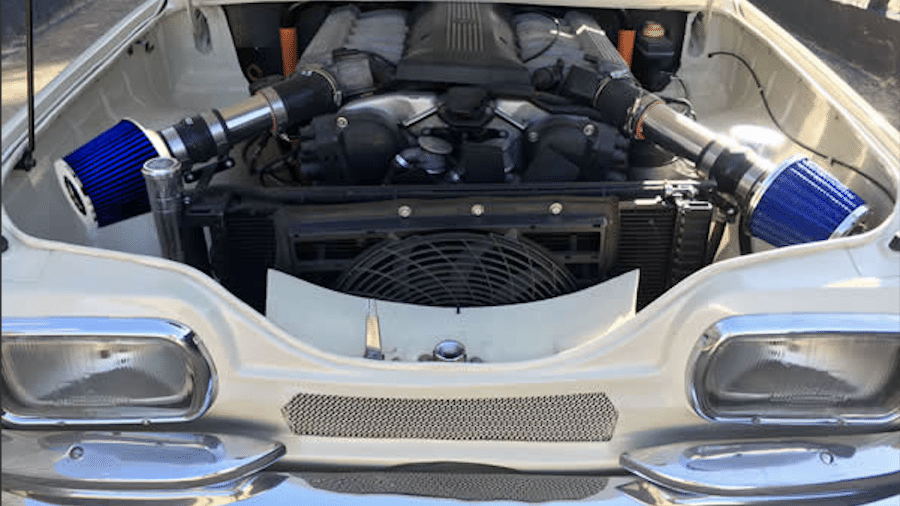 Zé do Caixão exibe orgulhoso o motor 5.4 V12 de 326 cv e 50 kgfm "emprestado" de um BMW 750i 1996 - Divulgação