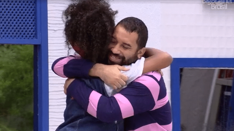 BBB 21: Gilberto e Lumena se abraçam - Reprodução Globoplay - Reprodução Globoplay