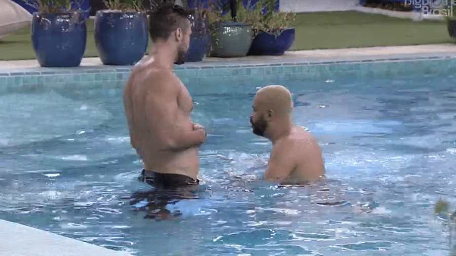 BBB 21: Projota e Arthur pulam na piscina para comemorar - Reprodução/Globoplay