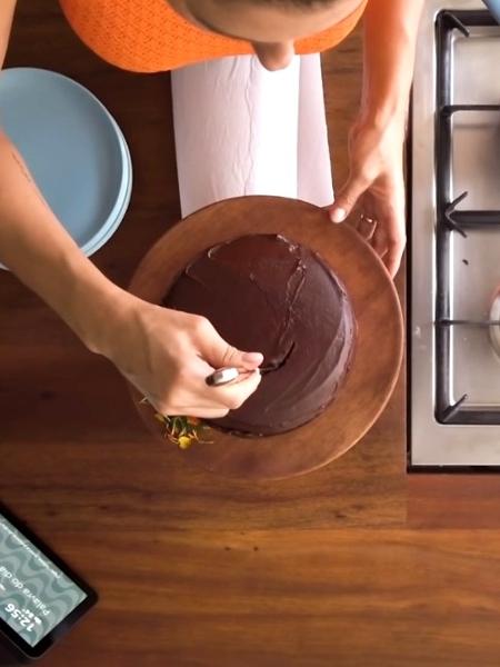 Bolo de chocolate da Paola Carosella - Reprodução YouTube - Reprodução YouTube
