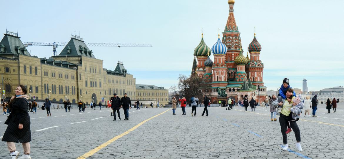 Turistas visitando a Praça Vermelha, em Moscou: imagem de março de 2021, antes da guerra, se tornou mais rara -  Mihail Siergiejevicz/SOPA Images/LightRocket via Getty Images