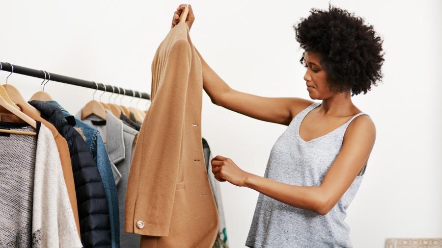 Guarda-roupas pré-pandemia vem nos provocar a pensar o quanto a moda muda com a gente - PeopleImages/Getty Images