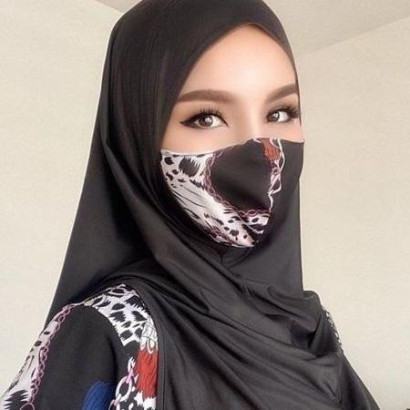 Nur Sajat foi criticada por postar fotografias usando o hijab - Arquivo pessoal