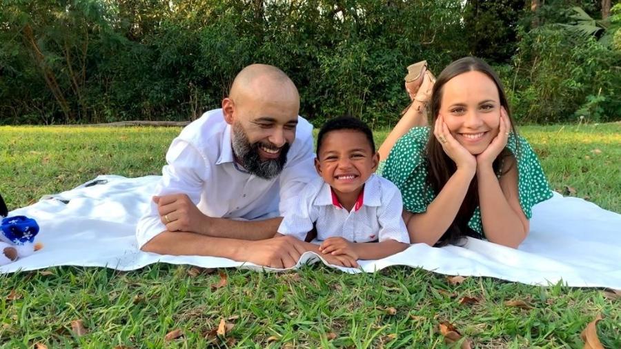 A influenciadora Carina Machado de Jesus, 31, o gerente comercial Bartolomeu Moura de Jesus, 38, e o filho, Levi - Arquivo pessoal 