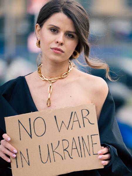 A modelo ucraniana Poly Kyrychenko mostra mensagem contra guerra - Getty Images