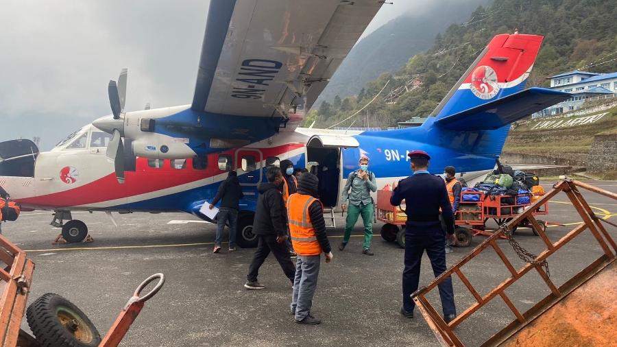 Avião de pequeno porte que os escaladores brasileiros Karina Oliani e Maximo Kausch usaram para ir de Katmandu a Lukla  - Arquivo pessoal
