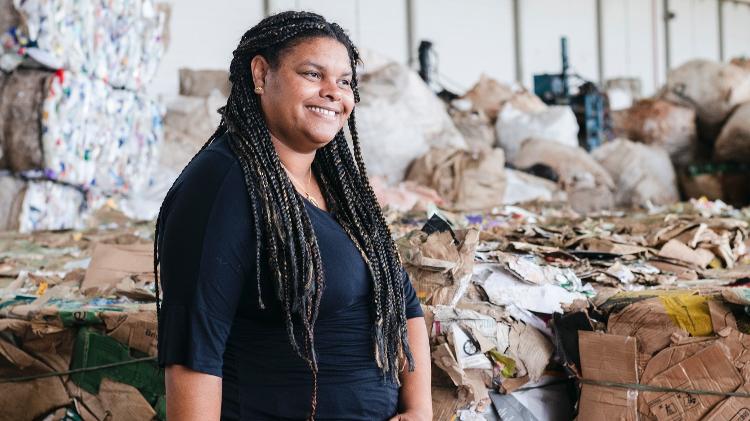 A catadora de recicláveis Aline Souza passou a faixa para o presidente Lula (PT) na posse