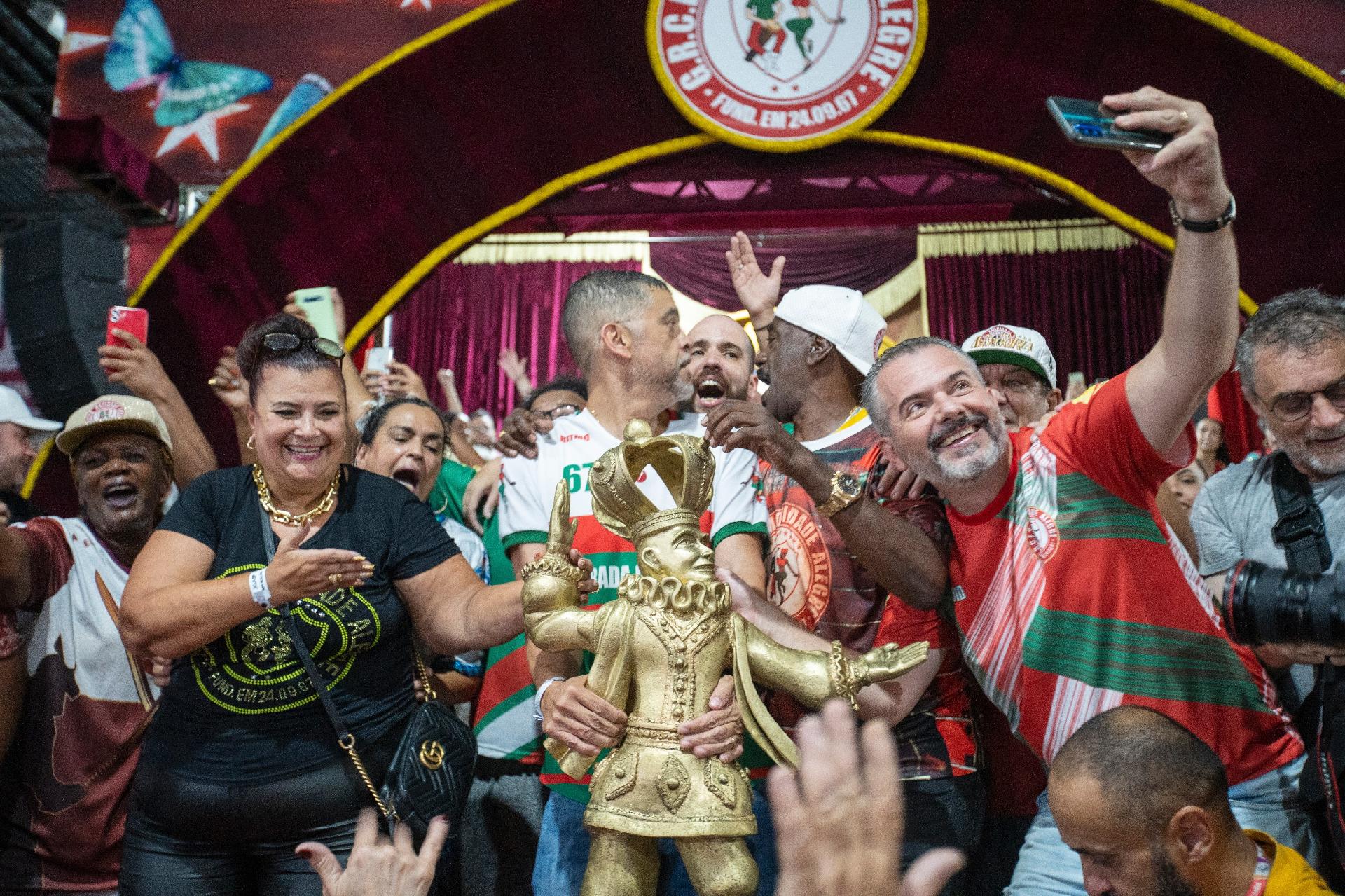 Campeã do Carnaval 2023 em São Paulo, Mocidade Alegre comemora na quadra o título após 9 anos -  André Porto/UOL