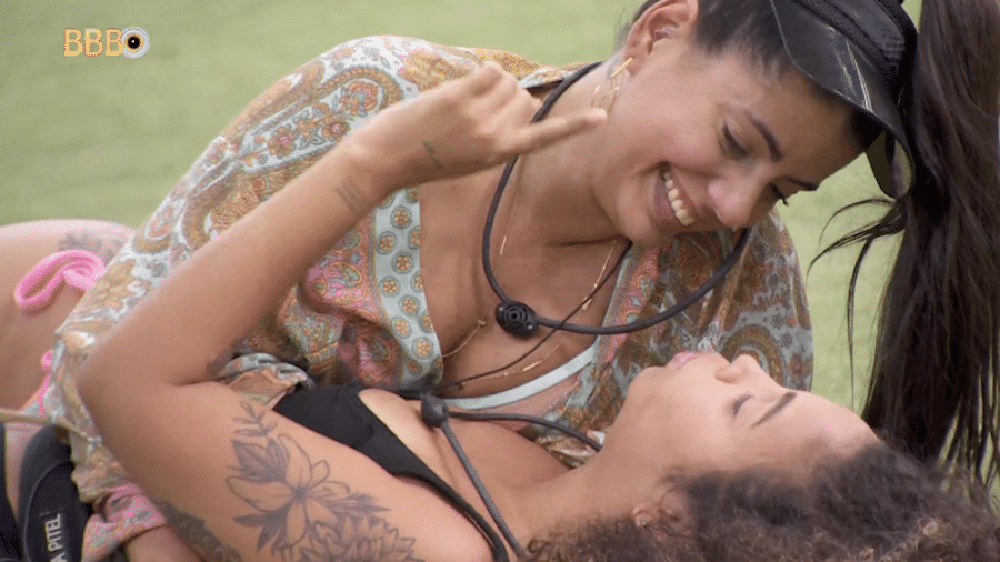 Pitel e Fernanda rolam na grama do BBB 24 e se declaram uma pra outra: 'Eu te amo'