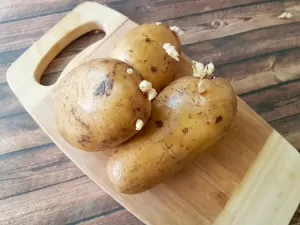 Tem perigo comer batata com broto? Quando jogar fora?