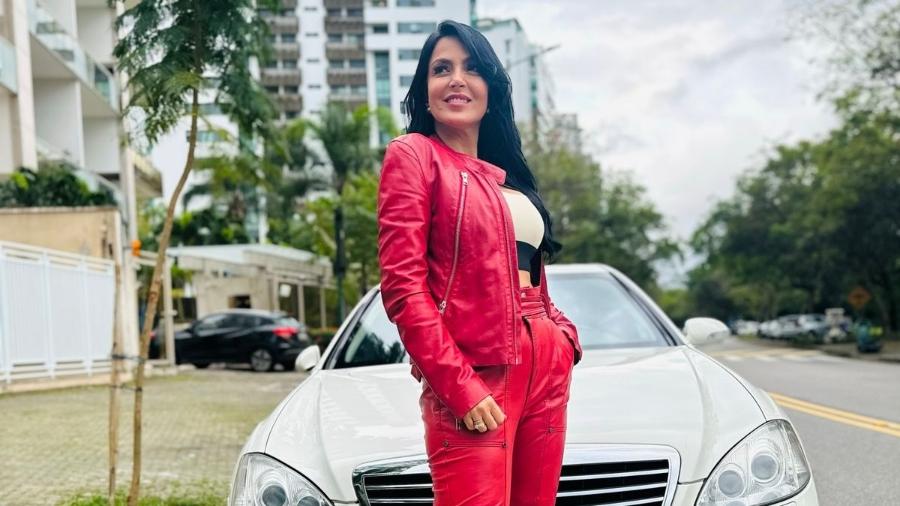 Gardênia Cavalcanti com último Mercedes de Hebe Camargo