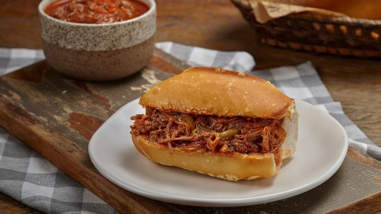 Sanduíche de carne louca: receita de Michella Giraldelli, da Padaria Brasileira Sanduíche de carne louca: receita de Michella Giraldelli, da Padaria Brasileira