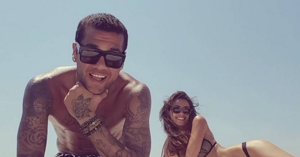 Daniel Alves compartilha foto dele com a namorada, a modelo Joana Sanz, aproveitando momentos de lazer em um final de semana em Formentera, na Espanha. 