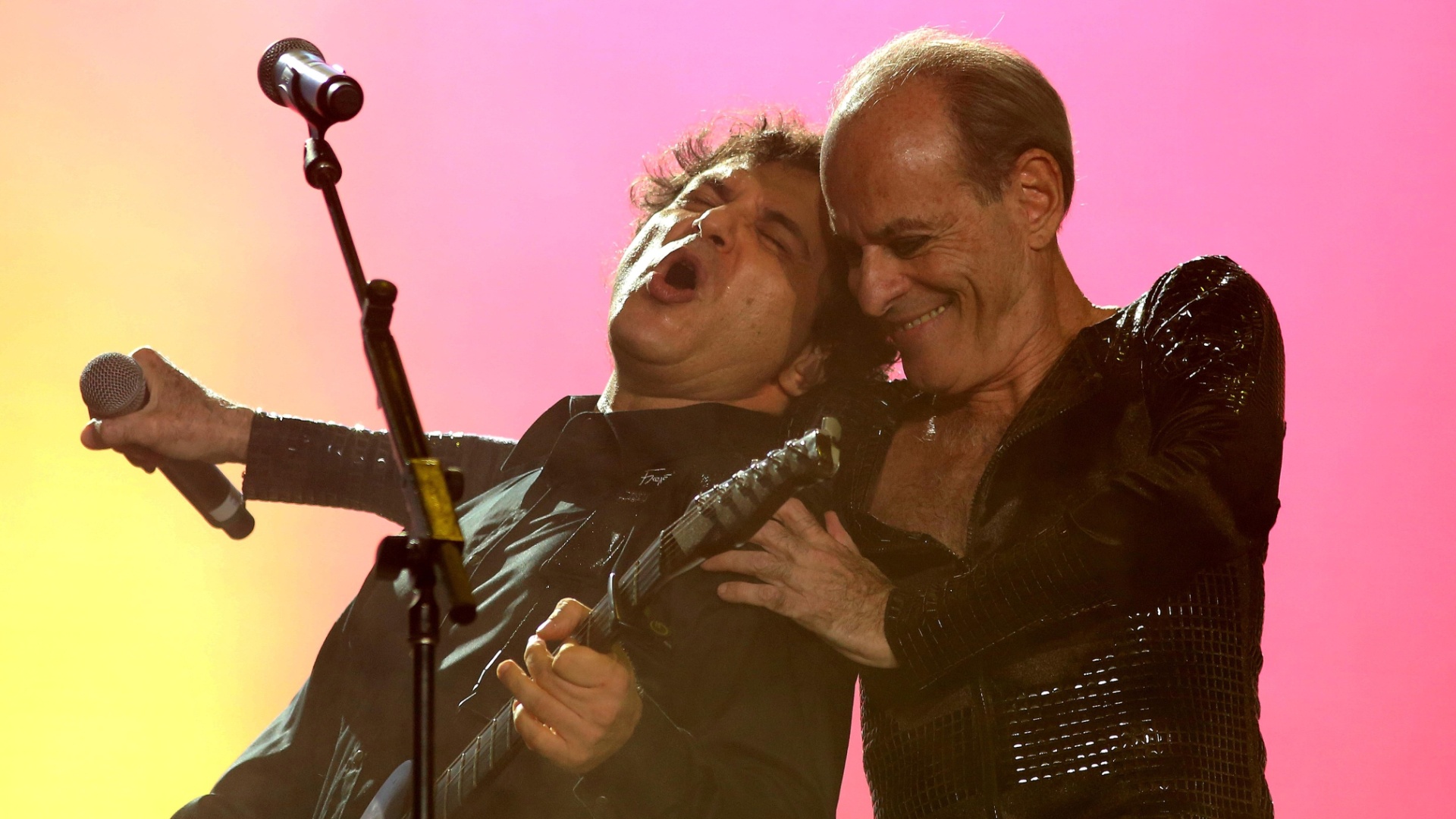 18.set.2015 - O guitarrista Frejat se apresenta com Ney Matogrosso no palco Mundo, durante o show de comemoração de 30 anos de Rock in Rio. - Fernando Maia/UOL