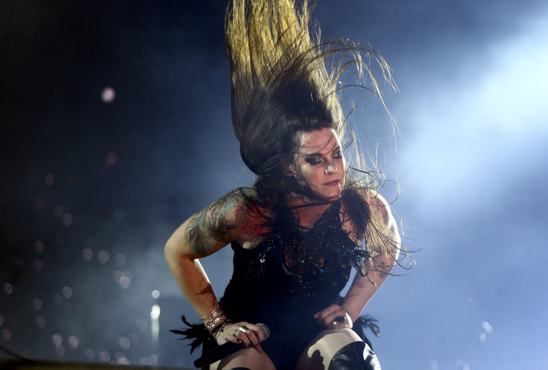 25.set.2015 - Mesmo com menor público, os finlandeses do Nightwish arrancam gritos e pulos dos fãs no palco Sunset, durante o quinto dia de shows do Rock in Rio 2015. - Wilton Junior/Estadão Conteúdo