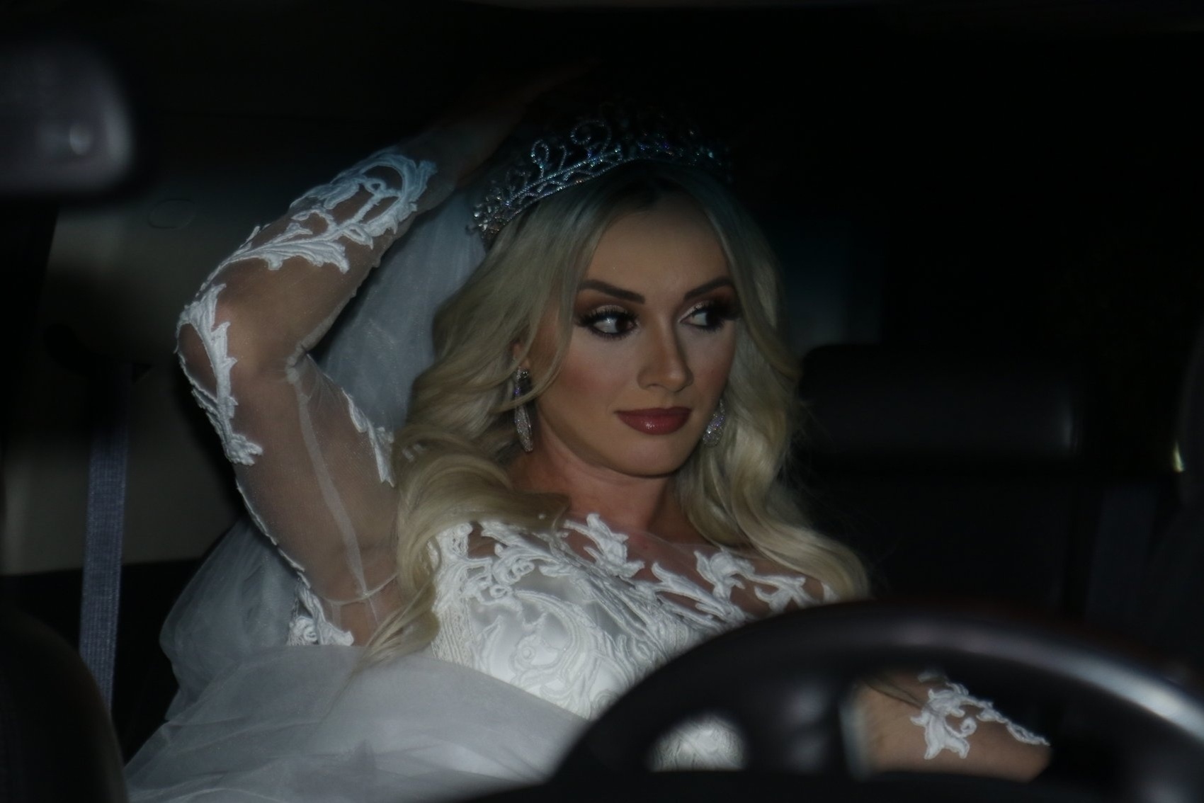 25.set.2015- A noiva Juju Salimeni se prepara para entrar na igreja - Thiago Duran/AgNews