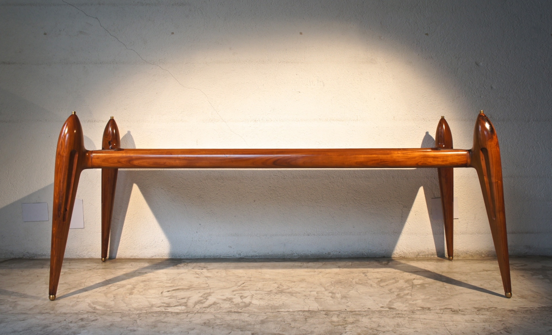 A mesa Cosmos (1958) foi desenvolvida pelo arquiteto Giuseppe Scapinelli e é baseada em quatro blocos maciços esculpidos, inspirados nos foguetes dos gibis do Flash Gordon, que dão corpo aos pés. A primeira versão foi feita com jacarandá, sendo a segunda (foto) construída com caviúna - Divulgação