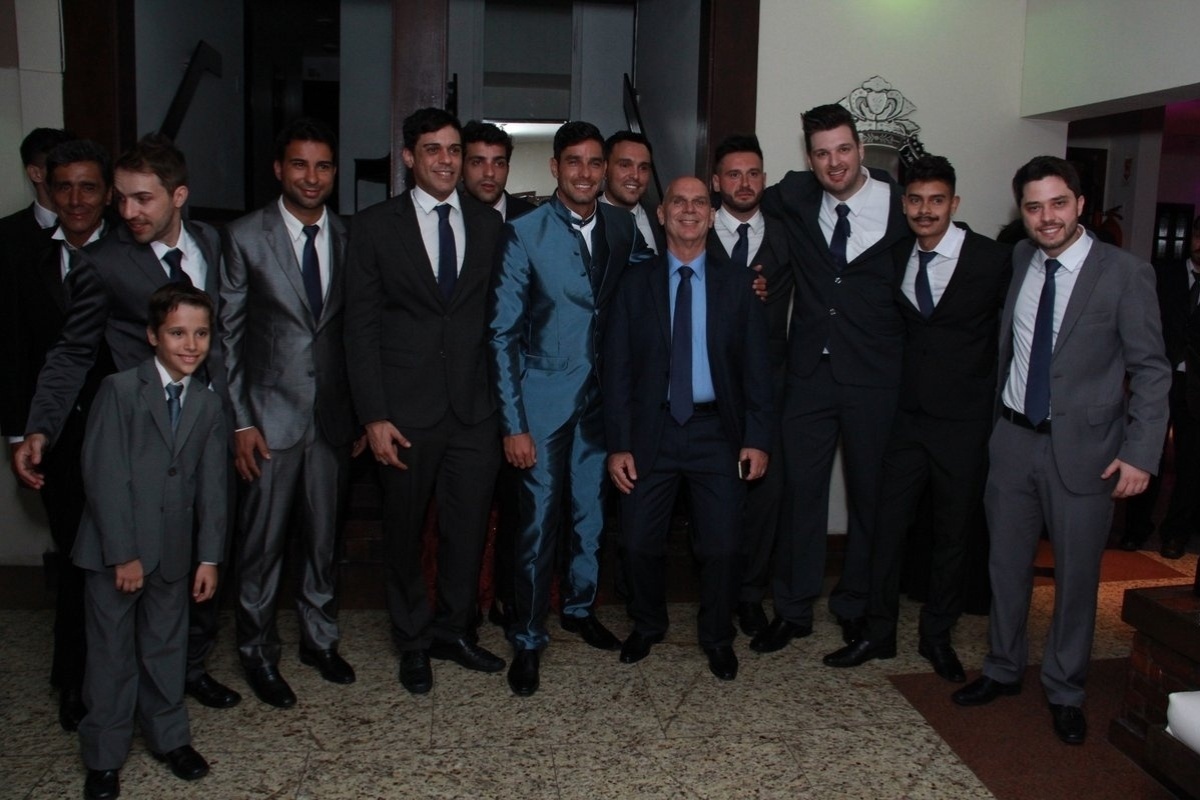 12.nov.2015 - Diego posa para fotos com os padrinhos - PHOTO RIO NEWS