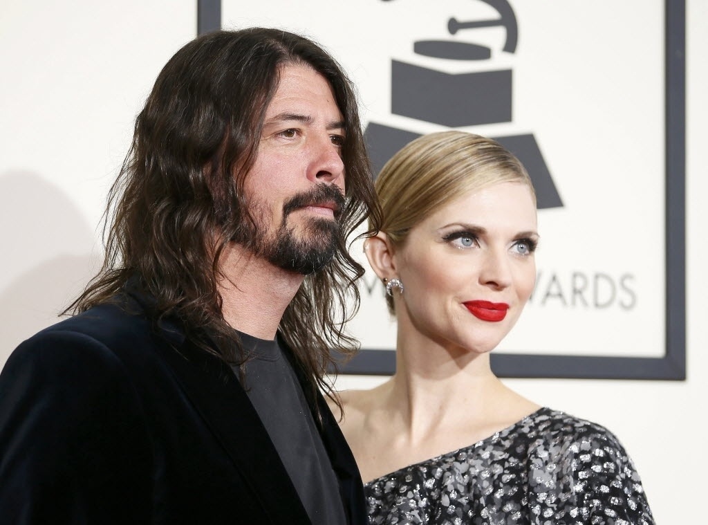 15.fev.2016 - Dave Grohl chega ao tapete vermelho do Grammy com a mulher, Jordyn - Danny Moloshok/Reuters