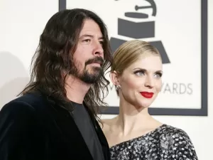 Confusão mental de esposa de Dave Grohl preocupa amigas: 'Muitas lágrimas'