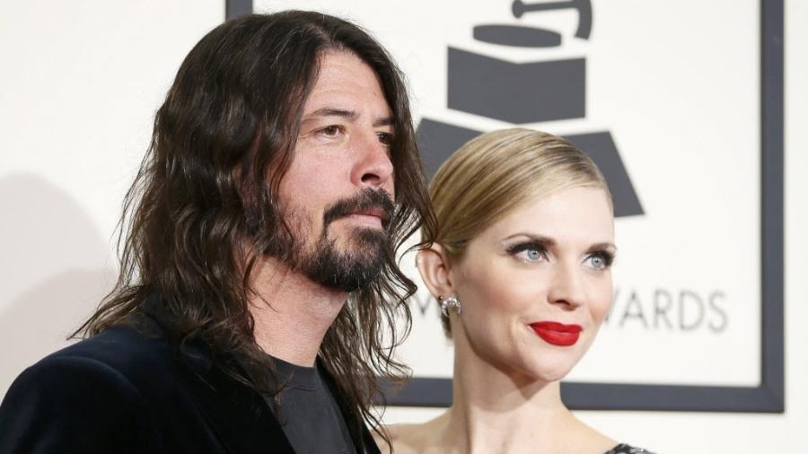 Dave Grohl no tapete vermelho do Grammy com a mulher, Jordyn - Danny Moloshok/Reuters