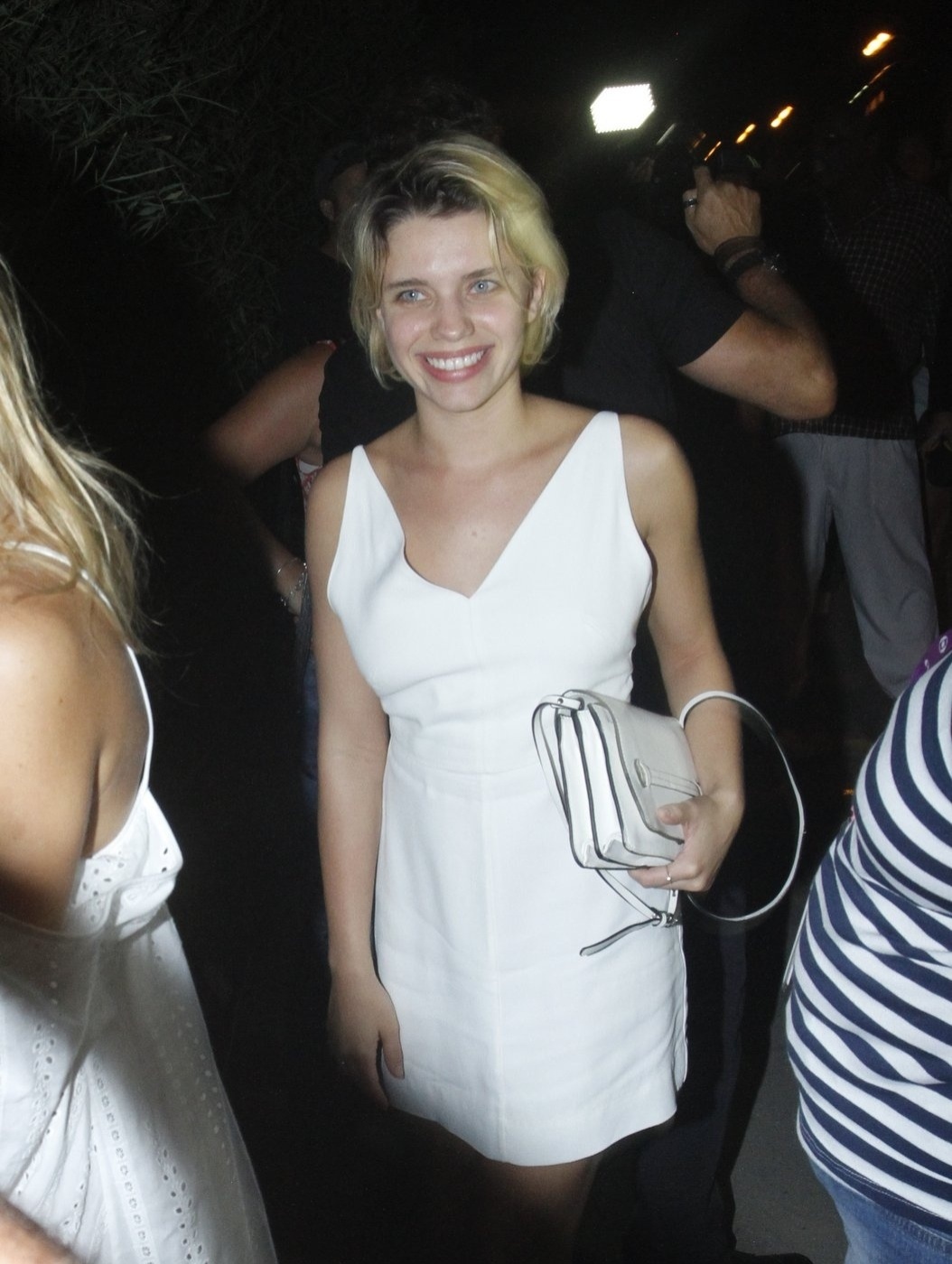 11.mar.2016 - Bruna Linzmeyer, que teve papel de destaque na novela na pele de Belisa, comparece ao Bar do Galo, no Rio de Janeiro, para comemorar o fim da novela junto com o elenco da trama - Marcos Ferreira e Thyago Andrade /Brazilnews